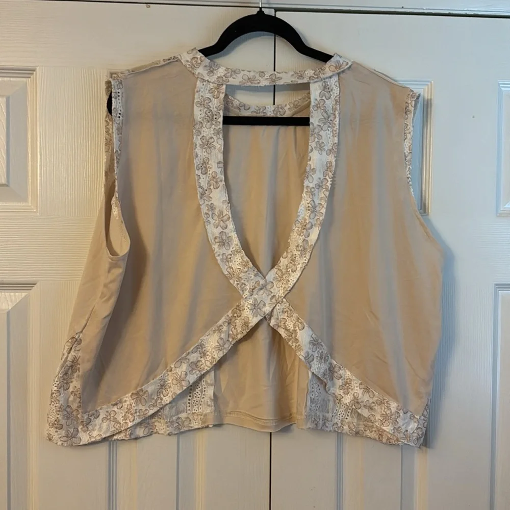 POL Cropped Top - Picture 2 of 4